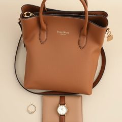 Minimalizm w dodatkach: jak stworzyć elegancką kolekcję z kilku uniwersalnych elementów